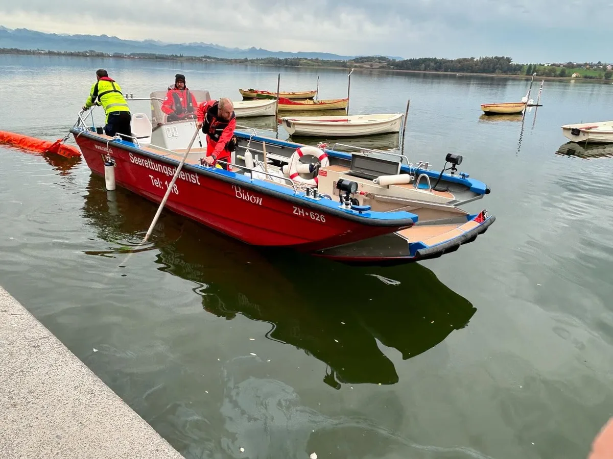 Der Seerettungsdienst war mit diesem Boot im Einsatz. Feuerwehr im Einsatz.
